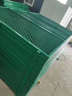 湖北武漢鋼板網護欄 堅固耐用的安全防護設備